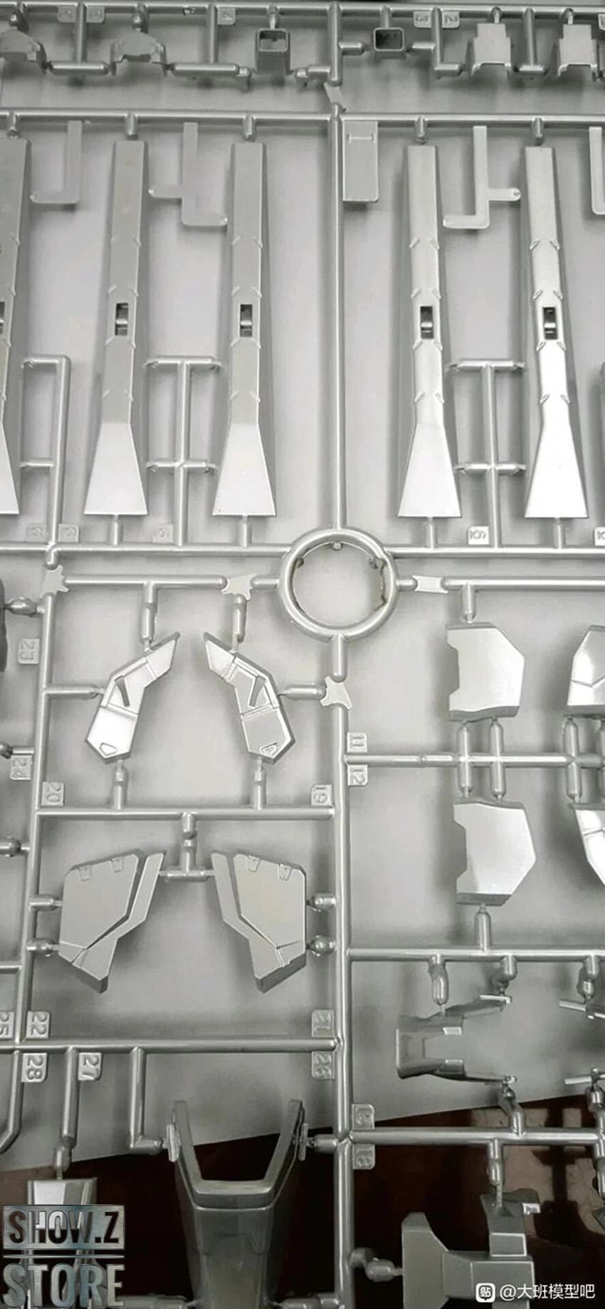 Daban 6619S MG 1/100 Rx-93 Nu Gundam Ver Ka. W/ Special Coating Titanium Finish Model Kit 6 Daban 6619S MG 1/100 Rx-93 Nu Gundam Ver Ka. W/ Special Coating Titanium Finish Model Kit - Image 4